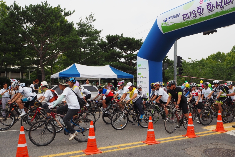 참가자들이 만석공원 광장에서 출발하고 있다.