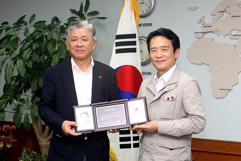 남경필 경기도지사가 15일 도청 집무실에서 최신원 경기사회복지공동모금회장에게 명예회장 위촉패를 받은 후 기념촬영을 하고 있다.