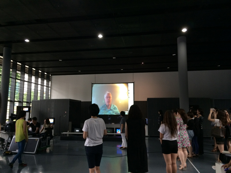 폴린 올리베로스의 <다함께 노래하는 킹콩> 공연 직후 폴린 올리베로스가 [굿모닝 미스터 오웰 2014]를 기념하여 축사를 전하고 있다.