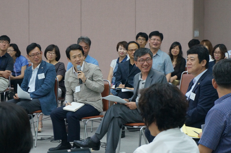 남경필 경기도지사가 토론 참가자들과 대화를 나누고 있다.