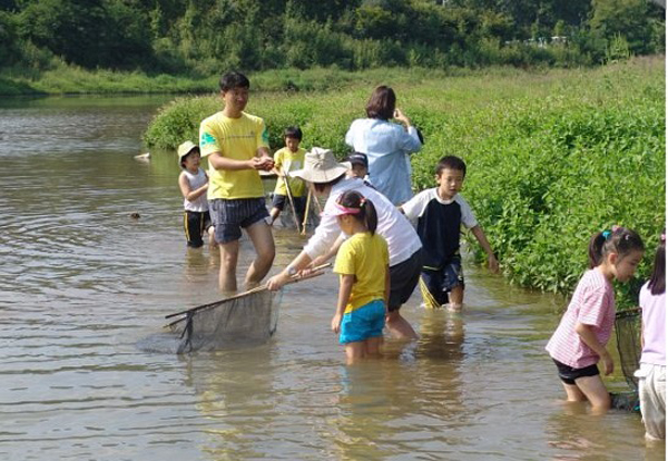 경기도북부청이 정보화마을에 청청한 자연을 만끽할 수 있는 다양한 맞춤형 농촌체험프로그램을 마련하고 여름휴가철 손님맞이에 나섰다. 