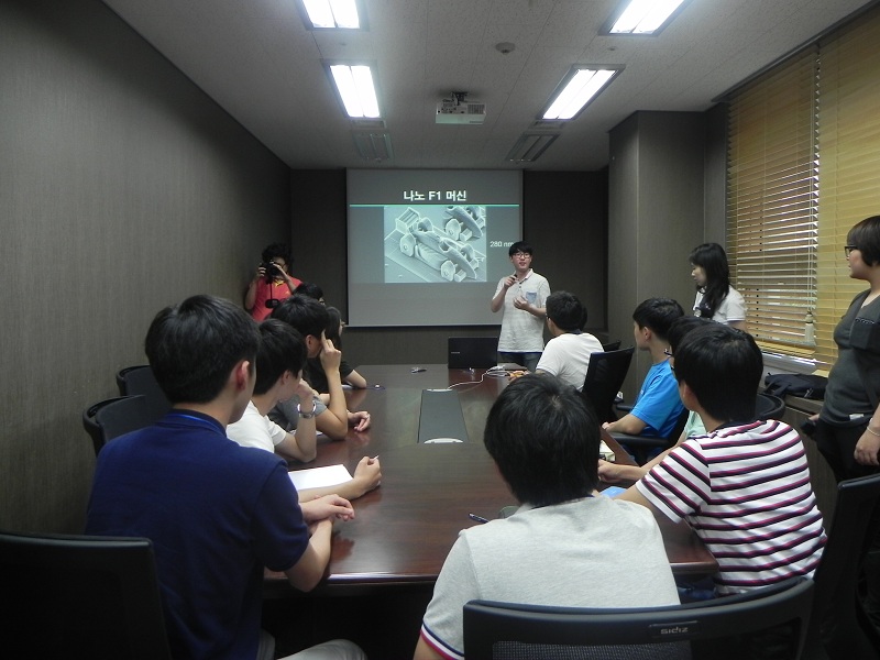 김종인 조교(서울대 대학원생)가 학생들에게 ‘나노 F1머신’에 대해 설명하고 있다.