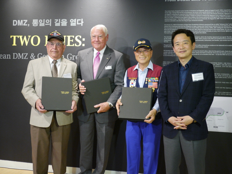 1일 미국 LA 코리아센터에서 진행된 ‘DMZ사진전’에서 남경필 경기도지사가 한국전쟁 참전용사 등 내빈들과 기념사진을 찍고 있다.