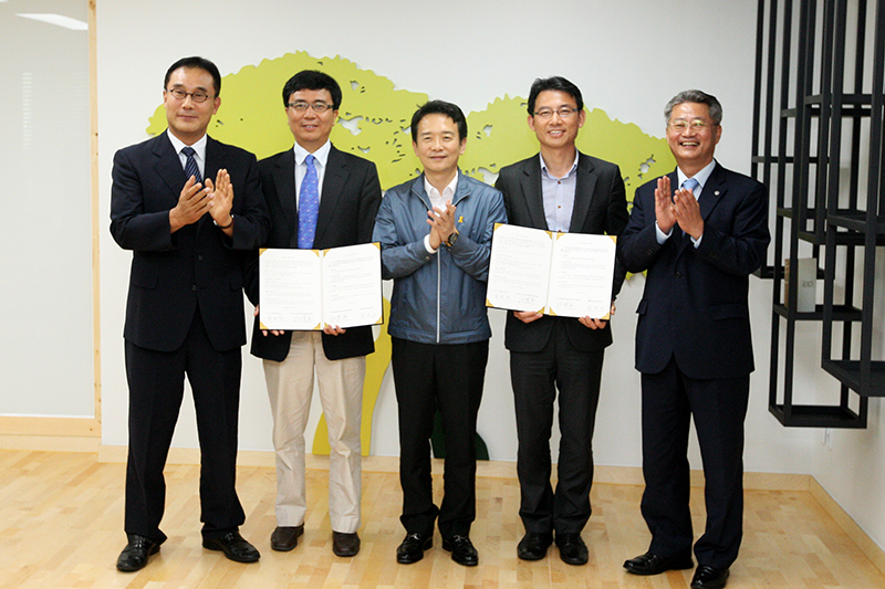 경기도-중국 베이징브릿징컨설팅유한회사 투자유치 업무협약식이 4일 경기도청 도지사 집무실에서 열려 남경필 경기도지사(가운데), 장명주 회장(왼쪽에서 두번째) 등이 기념촬영을 하고 있다.