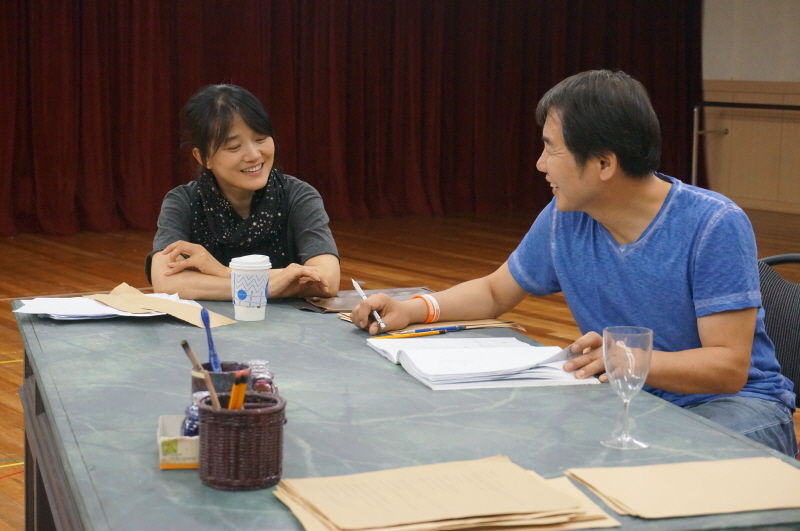 세종문화회관 연습실에서 박상원과 동료 연기자가 대화를 나누고 있다.