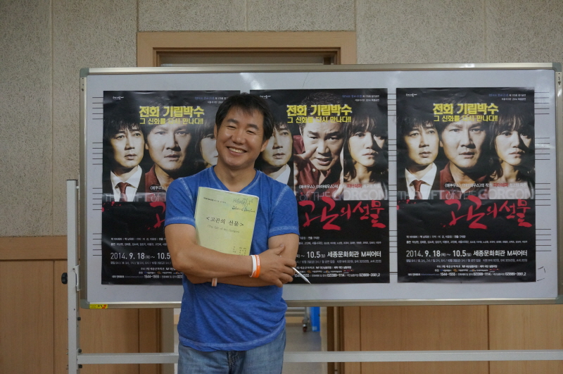 배우 박상원이 연극 ‘고곤의 선물’ 포스터 앞에서 포즈를 취하고 있다.