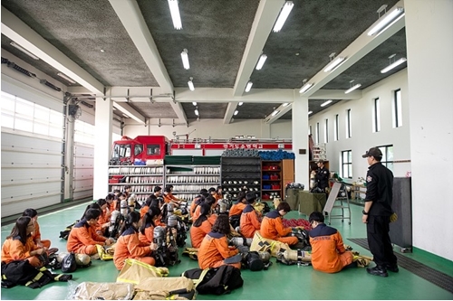 소방안전교육을 듣고 있는 학생들.