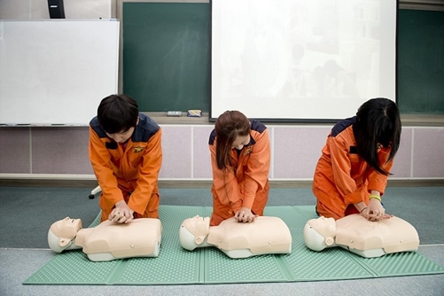 심폐소생술 실습을 하고 있는 학생기자단.