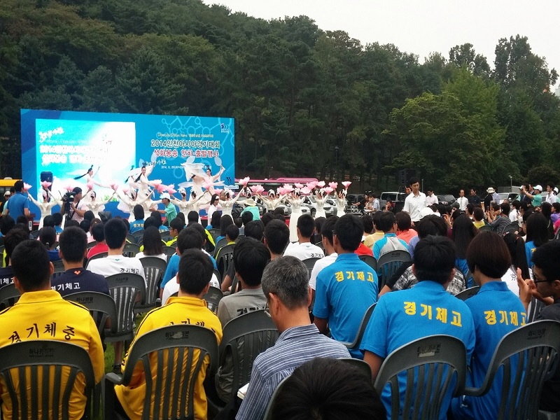 성화 봉송을 축하하는 기념행사가 펼쳐지고 있다.