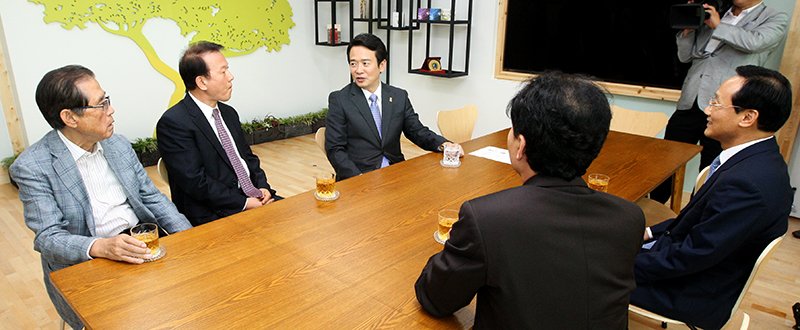 남 지사가 신임 공공기관장들과 환담을 나누고 있다.
