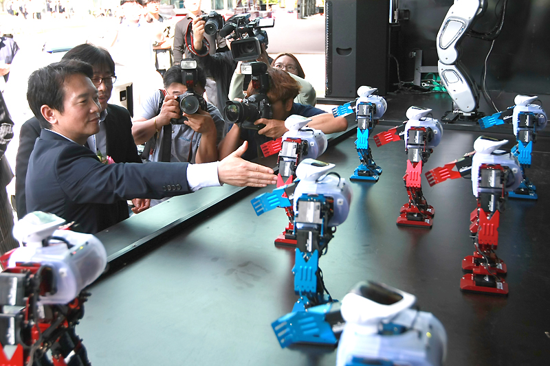 남경필 경기도지사가 23일 광교테크노밸리에서 열린 ‘2014 경기과학기술대전’에 참석해 로봇부품사업화 지원사업인 ㈜고영로보틱스와 ㈜아이알로봇의 제품을 체험하고 있다.