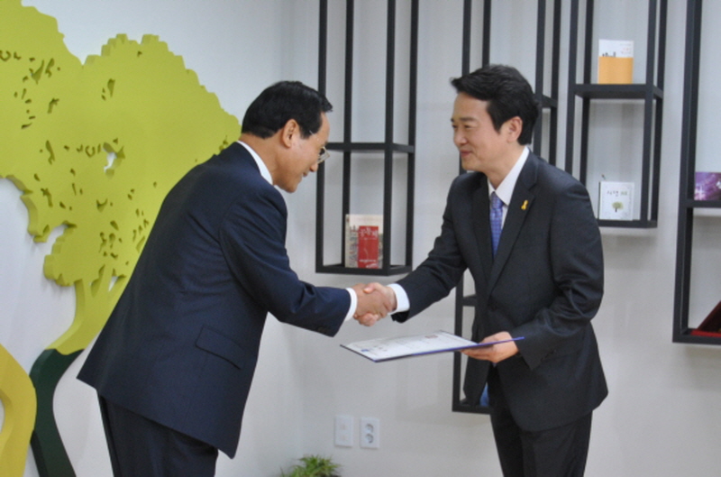 남 지사가 최금식 신임 경기도시공사 사장에게 임명장을 수여하고 있다.
