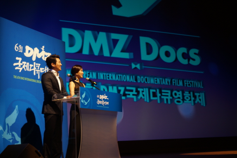 17일 DMZ국제다큐영화제 개막식 사회를 맡은 배우 임호와 이일화.