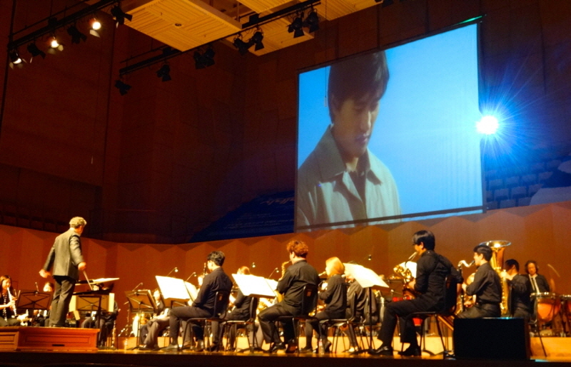 린나이 팝스오케스트라가 영화 ‘번지점프를 하다’의 OST ‘Shostakovich jazz Waltz’를 연주하고 있다.