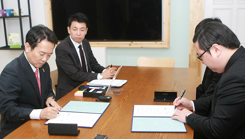 이날 남경필 경기도지사와 김성진 아이카이스트 대표가 협약서에 서명을 하고 있다.