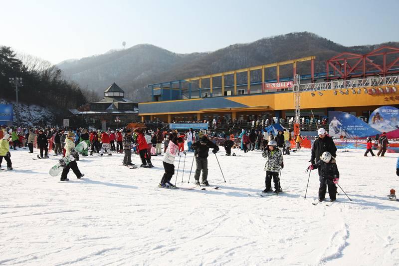 겨울을 경험하지 못하는 태국, 싱가포르, 필리핀 관광객들을 대상으로 경기도내 스키장과 다양한 관광지들을 연계한 ‘경기도 슈퍼 스키(Super Ski)’ 상품이 개발됐다.