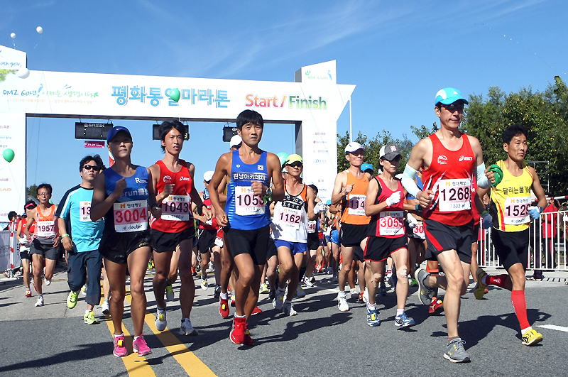 경기도는 5일 임진각 일원에서 남북출입소(CIQ)까지 펼쳐지는 평화통일마라톤대회를 개최한다. 사진은 지난해 대회 모습.