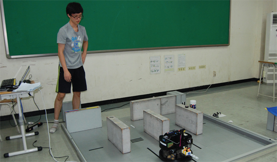 수원하이텍고에서 로봇 실습 중인 학생.