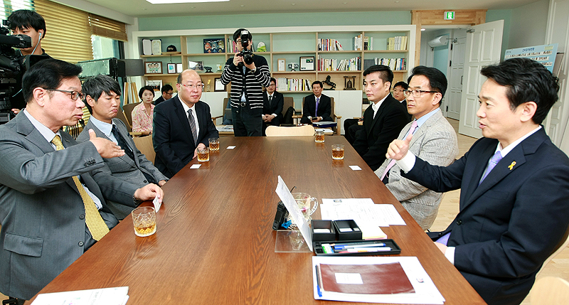 4일 경기도청 도지사 집무실에서 진행된 중소기업 수출지원을 위한 단체보험 및 환변동 보험료 지원 협약식에서 남경필 지사(오른쪽 첫 번째)와 김영학 무역보험공사 사장(왼쪽 첫 번째)이 이야기를 나누고 있다.