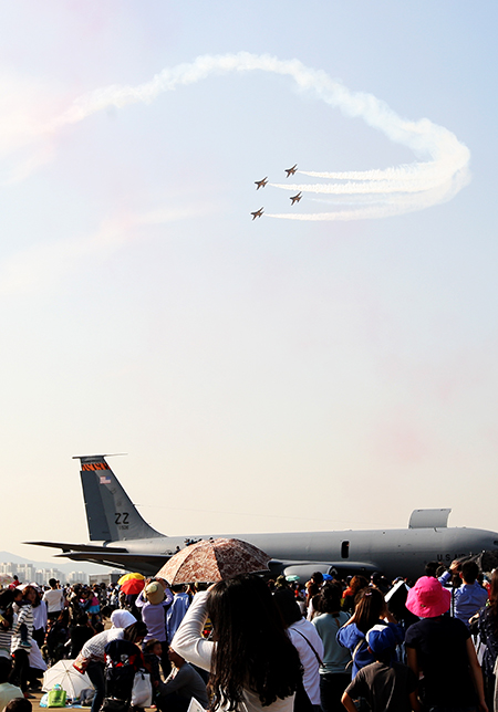 개막식에서는 수원의 하늘을 수놓은 공군 특수비행팀 ‘블랙이글’의 곡예비행이 많은 이의 관심을 끌었다.
