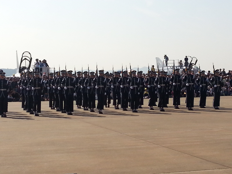 공군 의장대가 축하 공연으로 의장 시범을 보이고 있다.