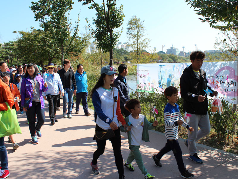 제2회 경기도 나눔대축제 참가자들이 걷기대회에 동참하고 있다.