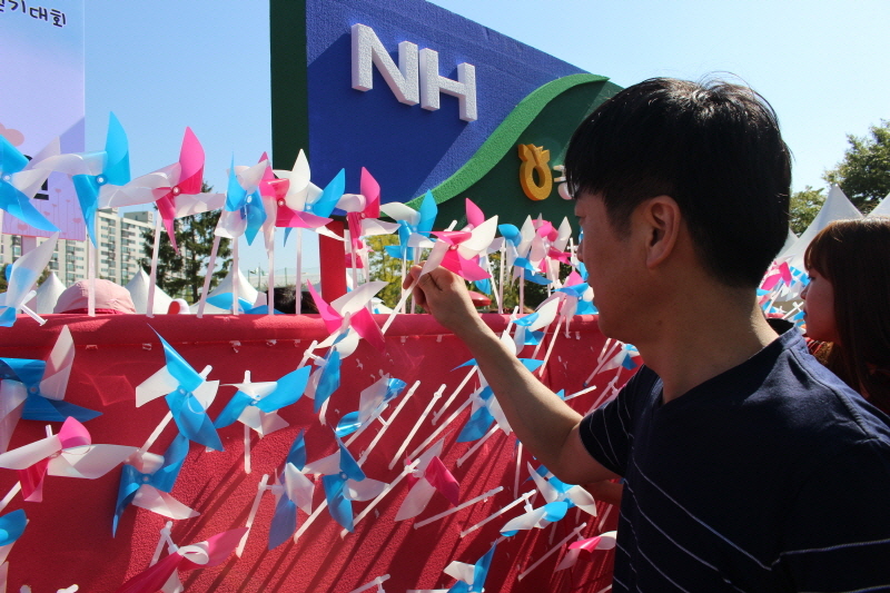 걷기대회에서 참가자들이 완주를 알리기 위해 손에 들고 주행했던 희망의 바람개비를 꽂고 있다.