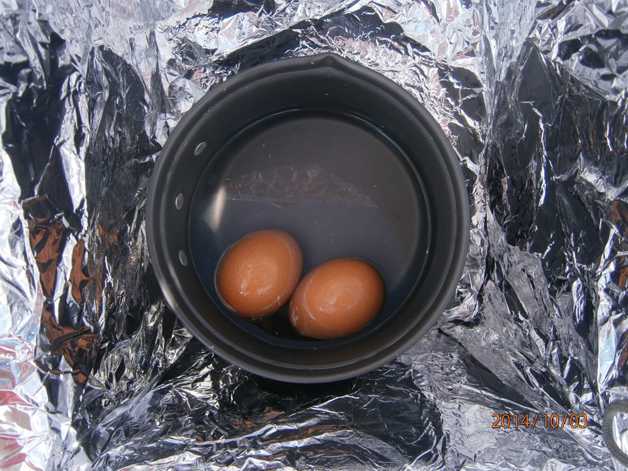 태양열 조리기 안에 있는 달걀
