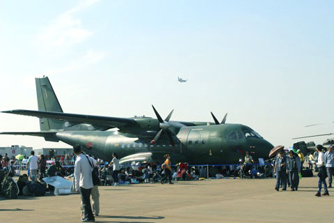 우리 공군 허큘레스 C-130 수송기가 전시돼 있다.