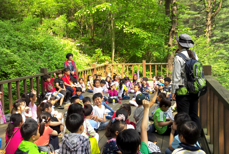 경기도 연인산도립공원이 다양한 숲체험 힐링 프로그램으로 큰 호응을 받고 있다. 연인산도립공원 숲체험 힐링 프로그램에 참가한 어린이들의 모습.
