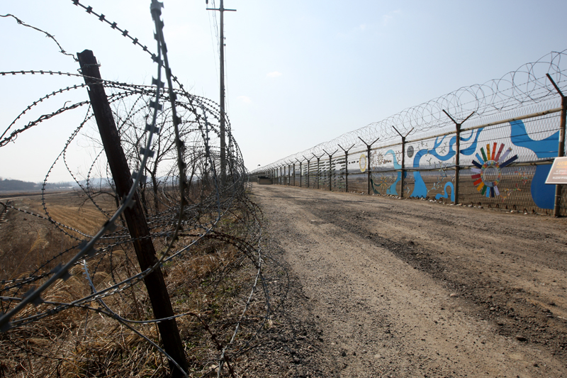 경기도는 27일 북부청사 상황실에서 새롭게 구성된 ‘DMZ포럼’을 열고, DMZ 관련 정책 소개 및 최근 동향을 공유한다.
