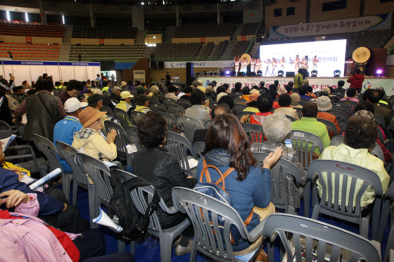 2014 경기도 노인일자리 경진대회가 29일 고양시 킨텍스에서 ‘굿모닝 경기도, 실버바람이 분다’를 주제로 성황리에 진행됐다. 사진은 지난해 대회 모습. 