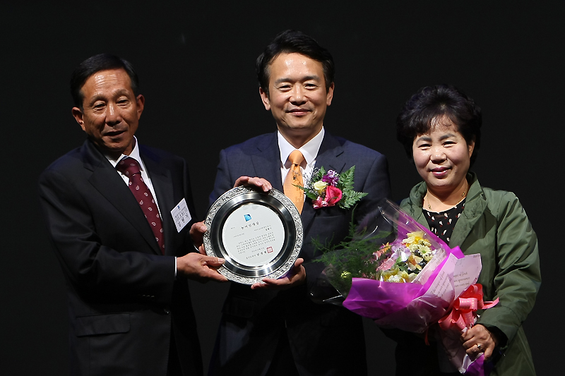 남경필 지사가 고품질미 생산으로 농업인대상을 수상한 길현기 씨 부부와 함께 기념사진을 찍고 있다.