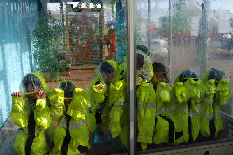 경기도는 ‘함께 만들어요! 안전하고 행복한 세상’이란 주제로 12~15일 킨텍스에서 ‘2014 대한민국 사회 안전 박람회’를 개최한다. 사진은 어린이들이 풍수해 안전체험을 하는 모습.