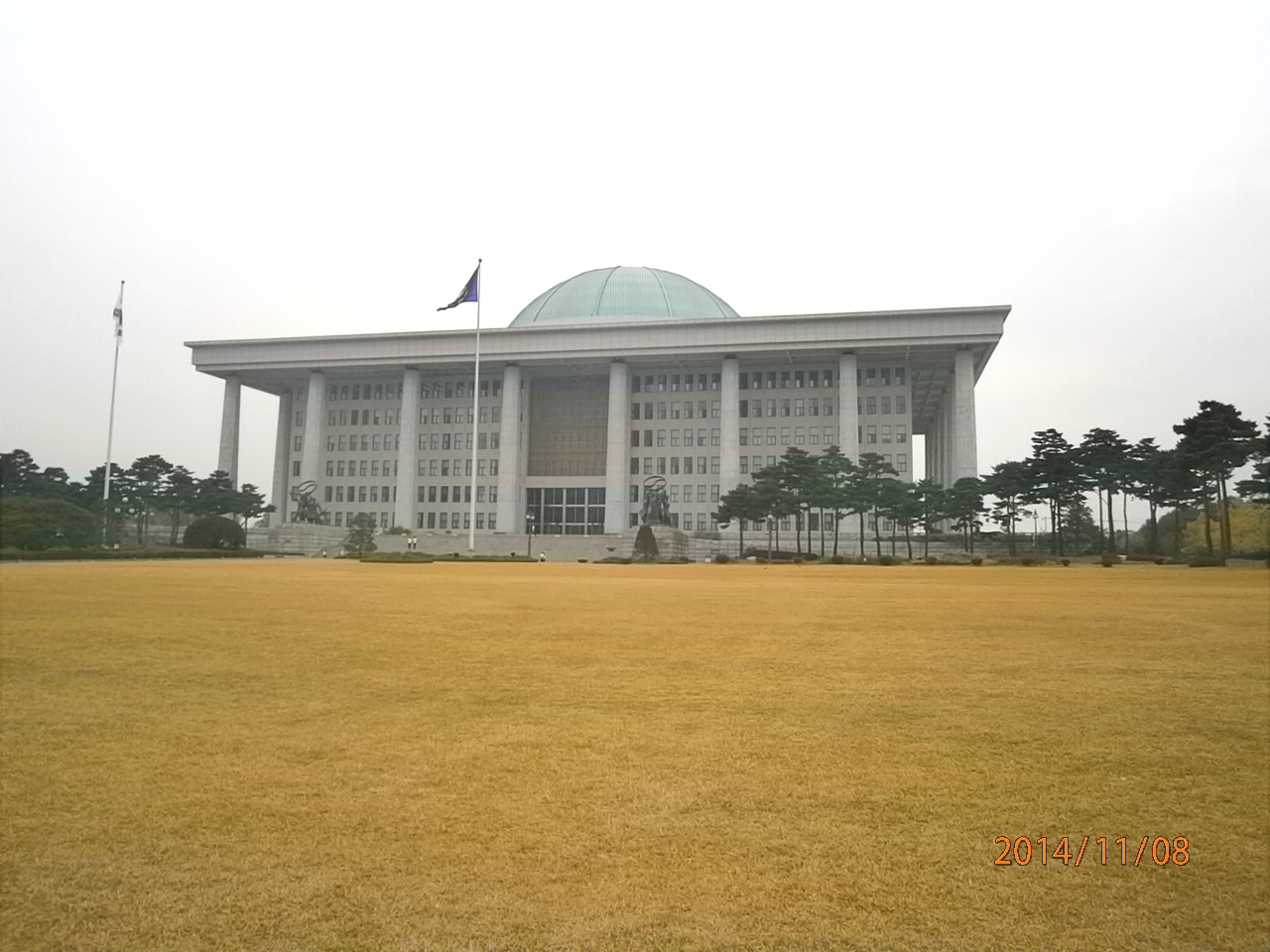 가까이에서 본 국회의사당의 모습