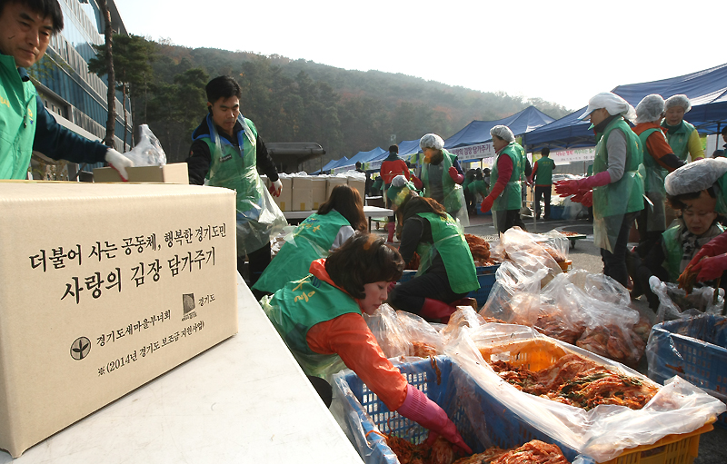 김장 나눔 행사에 참여한 주부들이 이날 담근 김장김치를 포장하고 있다.