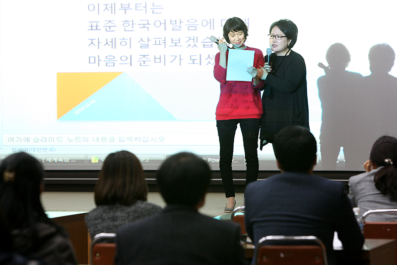 성기영 KBS 아나운서가 도청 직원의 스피치 컨설팅을 하고 있다.