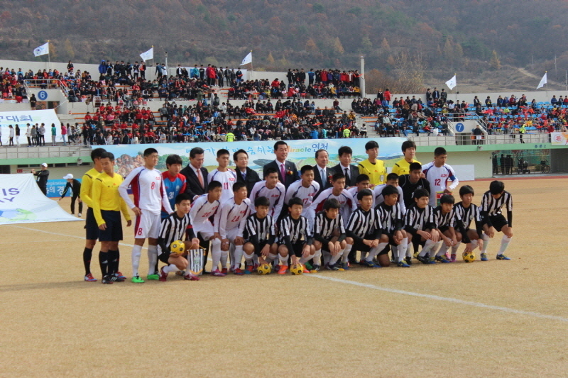 초청 인사들이 이 날 개막경기를 치르는 풍생중, 4.25 북한 유소년 축구팀 선수들과 함께 기념 촬영을 하고 있다.