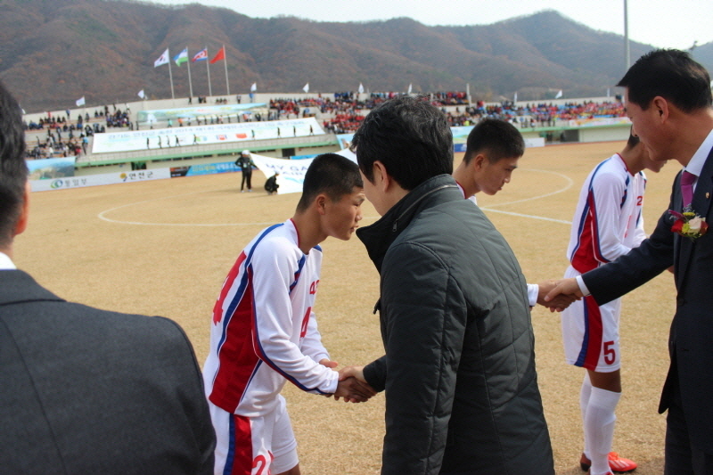 남경필 경기도지사가 4.25 북한 유소년 축구팀의 선수들과 악수를 나누고 있다.