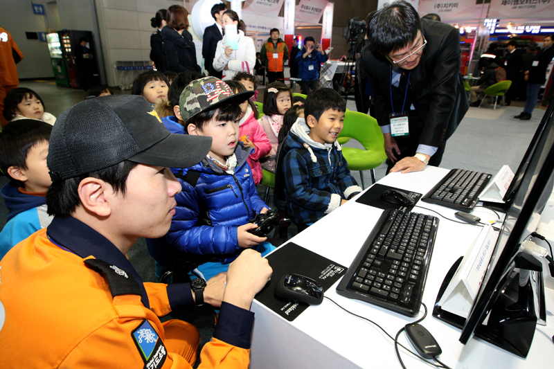 박람회장을 찾은 어린이들이 경기도 부스에 설치된 소방 재난훈련 게임을 하고 있다.