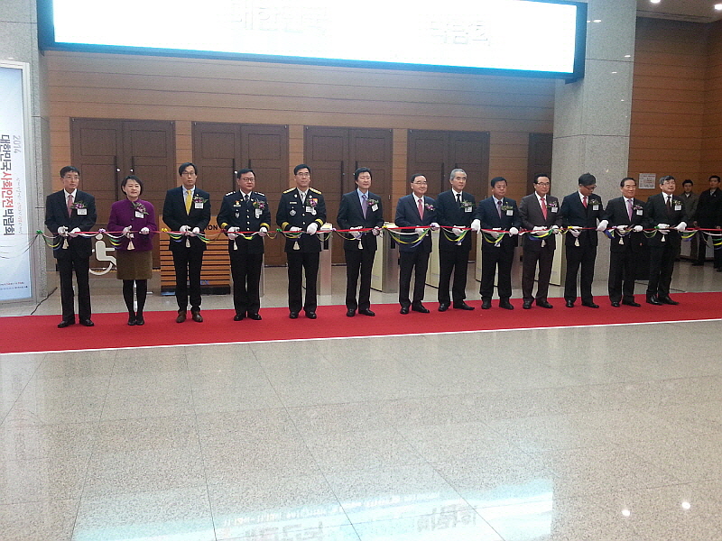 대한민국 사회안전 박람회 개막식에 참석한 내빈들이 테이프 커팅식을 진행하고 있다.
