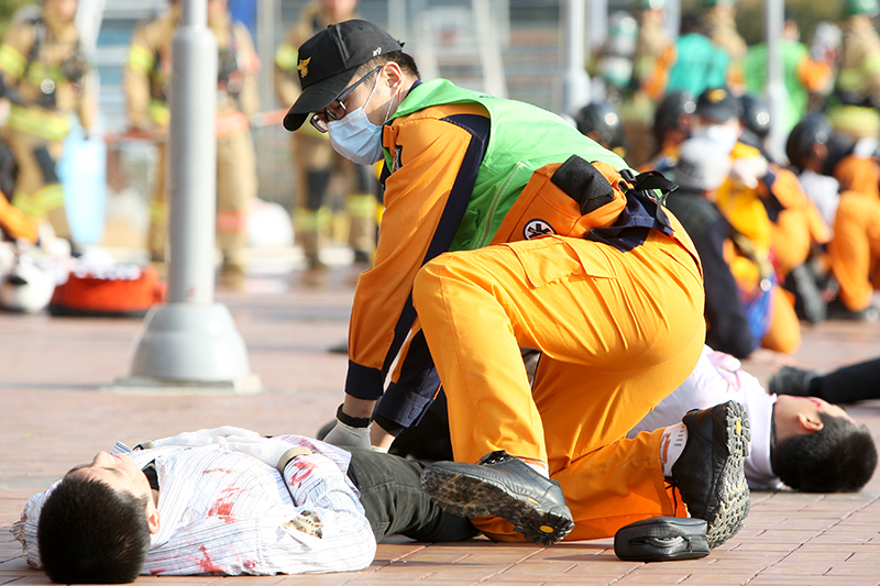 이날 훈련에서 경기도 소방대원이 재난 피해자 응급치료를 하고 있다.