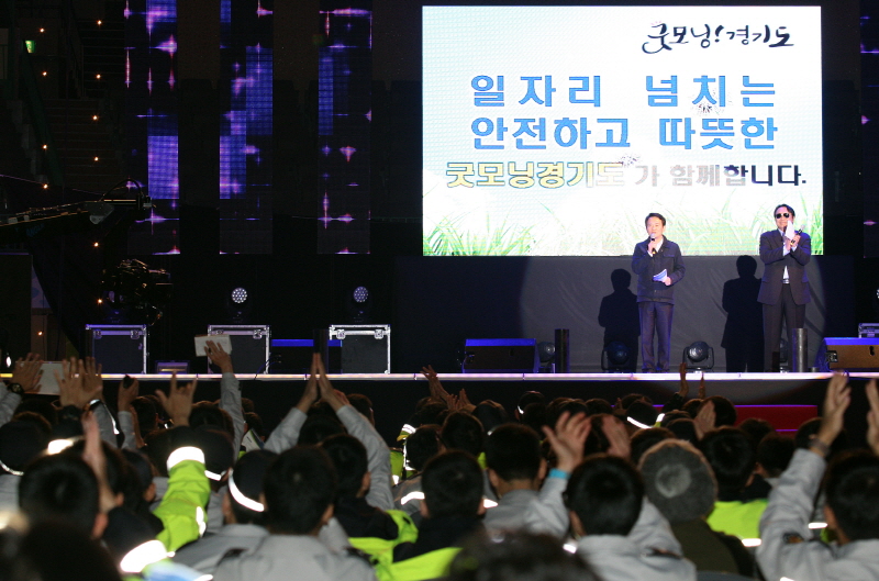 19일 오후 수원실내체육관에서 열린 ‘경기지방경찰청 위문공연’에 참석한 남경필 경기도지사가 축사를 하고 있다.