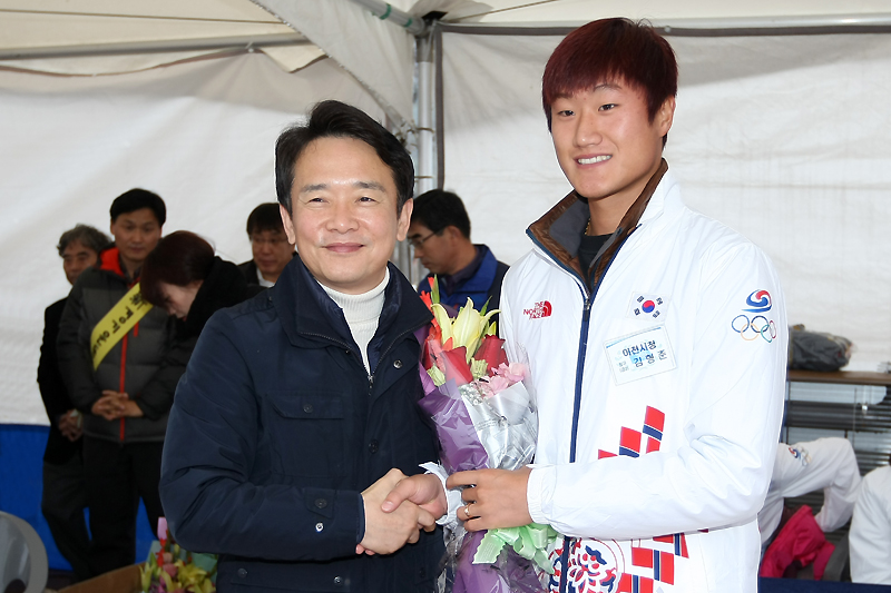 남 지사가 남자 정구 개인전과 단체전에서 2관왕을 달성한 김형준선수(이천시청)를 격려하고 있다.