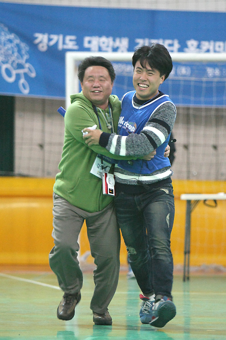 체육대회에서 경기도대학생기자단을 담당하는 도 홍보담당관실 김정대 주무관이 대학생기자와 미션 달리기를 하고 있다.