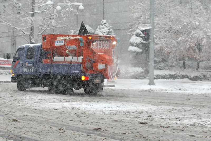 경기도는 12월 1일부터 내년 3월 15일까지를 겨울철 도로제설대책기간으로 정하고 신속한 제설작업을 실시하기로 했다.