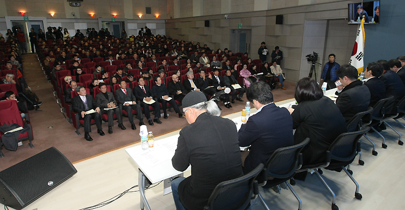 경기개발연구원 문미성 실장을 좌장으로 강우현 남이섬 대표, 박한출 한국디자인진흥원 본부장, 권영환 한국섬유산업연합회 상무이사, 윤혜준 한국생산기술연구원 의상학 박사, 최복호 최복호패션문화연구소 대표, 정인기 패션인사이트 편집국장이 K-패션디자인빌리지 조성에 대한 토론을 벌였다.