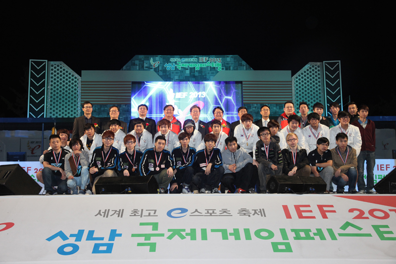 지난해 성남에서 열린 ‘IEF 2014’ 현장 단체 기념사진 모습.