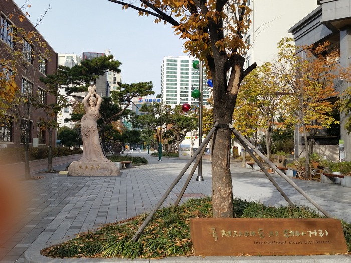 세계 12개 도시의 조형물이 가득한 `수원 국제자매도시 테마거리`