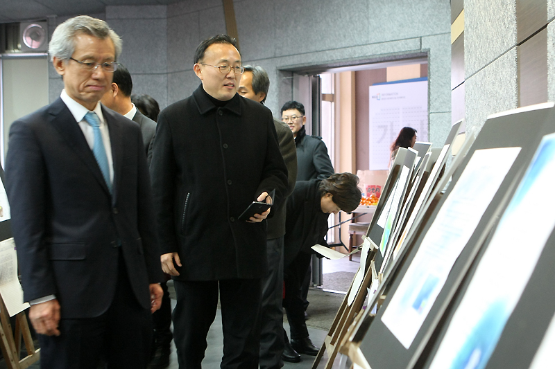 ‘경기도 노숙인 인문학교육’ 수료식이 3일 오후 경기대학교 미래관 4층에서 진행됐다. 이한경 경기도 보건복지국장과 김기언 경기대학교 총장이 수료생들의 작품을 감상하고 있다.